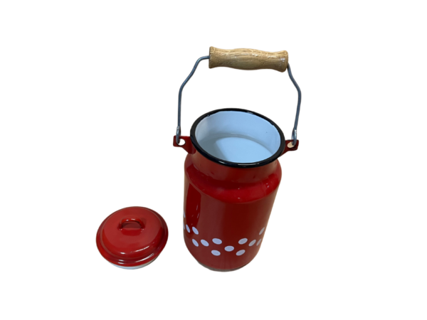 Kanvica na mlieko v červenej farbe s bodkami otvorená