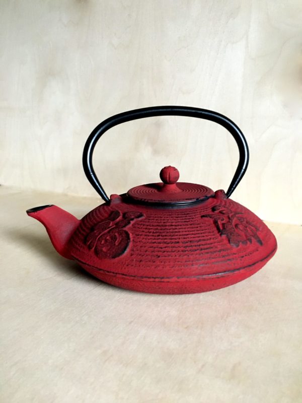 Liatinový čajník s objemom 0,8L červenej farby.