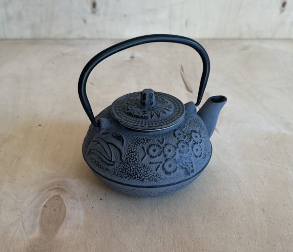 Liatinový čajník v sive farbe s pokrievkou a sitkom na čaj vo vnútri.