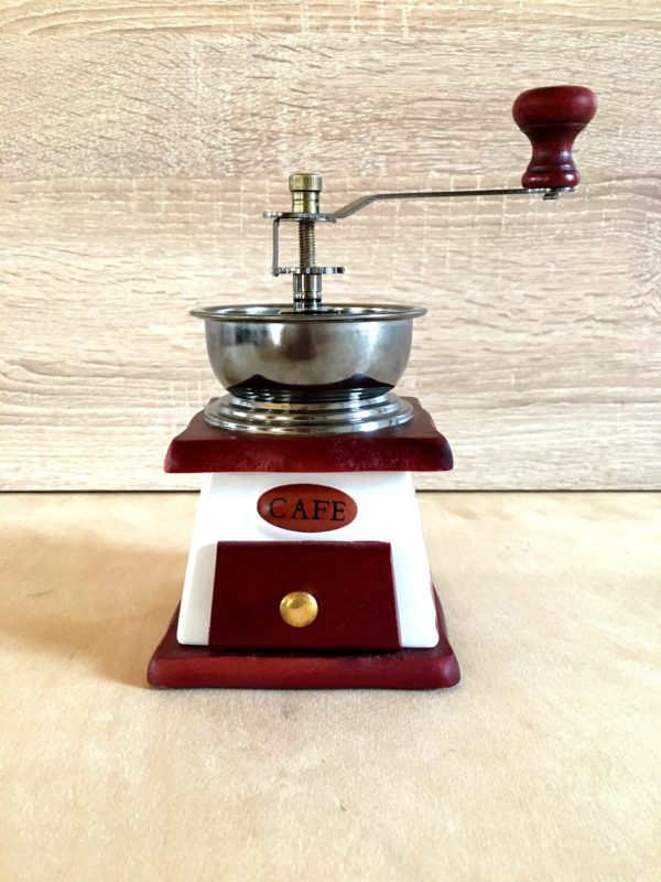 Retro mlynček na ručné mletie kávových zŕn.