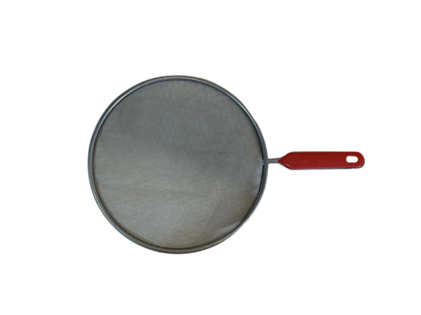 Ochranné sito na panvicu v sivej farbe a červenou rúčkou