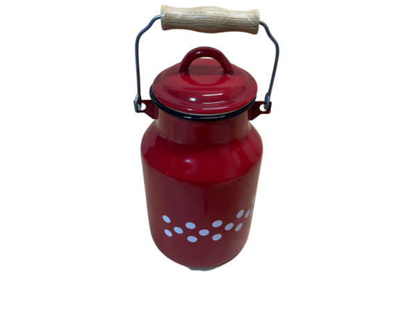 Kanvica na mlieko v červenej farbe a bodkovaným vzorom