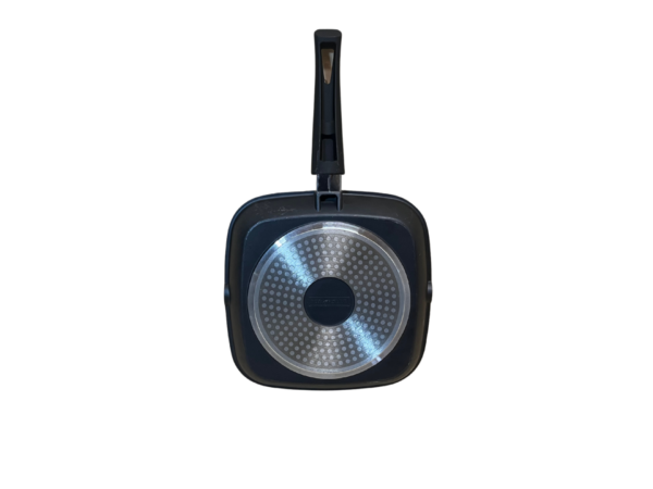 Grilovacia panvica v čiernej farbe zo spodnej časti