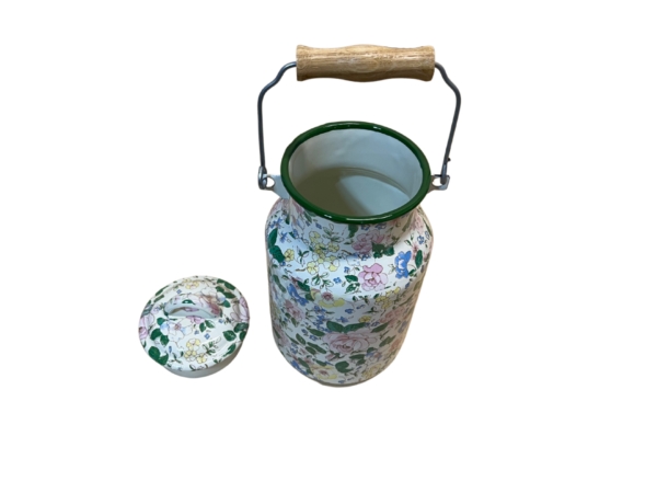 Kanvica na mlieko vo vzore kvetov