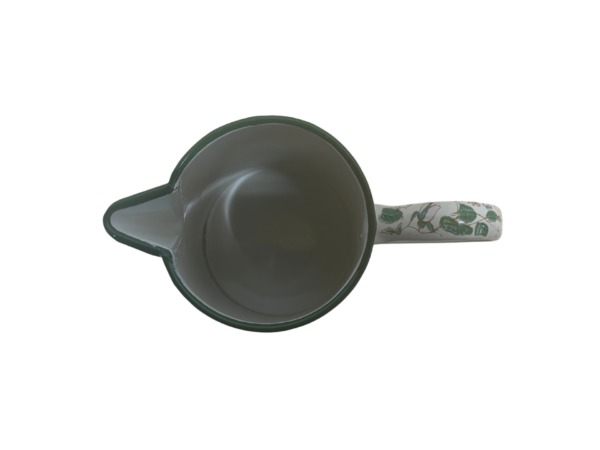 Smaltovaná kanvica vo vzore kvetov zhora