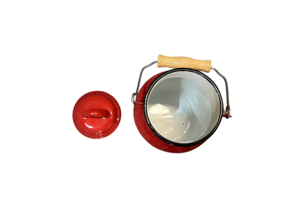 Kanvica na mlieko v červenej farbe