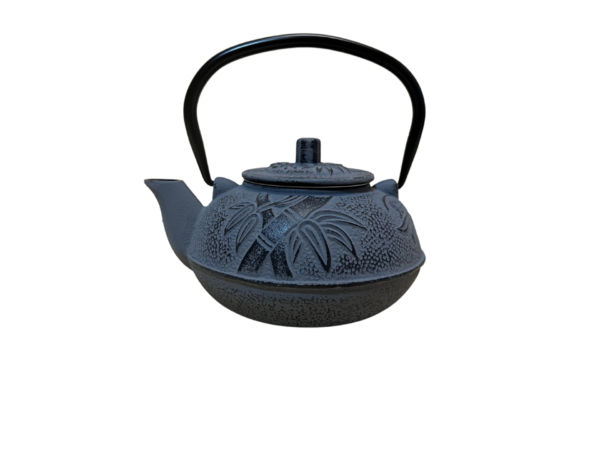 Liatinový čajník v sivej farbe a uškom zatvorený