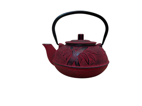 Liatinový čajník v červenej farbe zatvorený