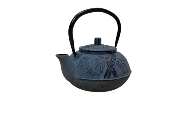 Liatinový čajník v sivej farbe a uškom zatvorený z prednej strany