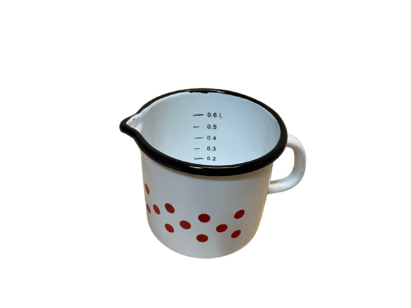 Smaltovaný hrnček s odmerkou v bielej farbe a červenými bodkami z hornej strany