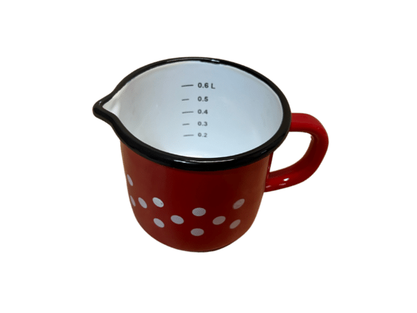 Smaltovaný hrnček s odmerkou v červenej farbe a bielymi bodkami z hornej strany