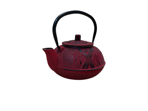 Liatinový čajník v červenej farbe a uškom zatvorený