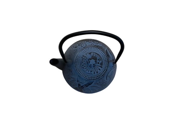 Liatinový čajník v sivej farbe a uškom z hornej strany