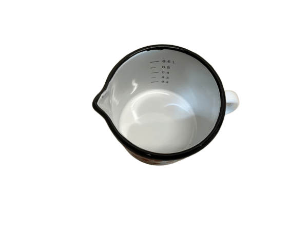 Smaltovaný hrnček s odmerkou v bielej farbe a červenými bodkami z hornej strany