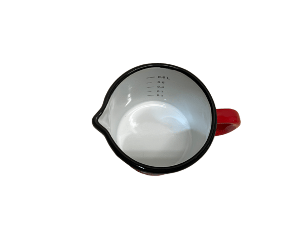 Smaltovaný hrnček s odmerkou v červenej farbe a bielymi bodkami z hornej strany