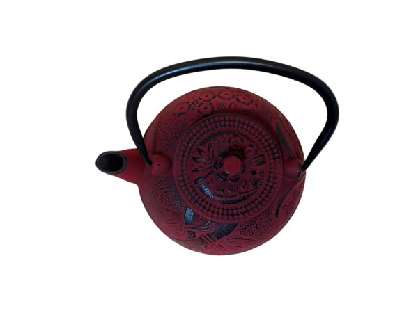 Liatinový čajník v červenej farbe a uškom zatvorený zhora