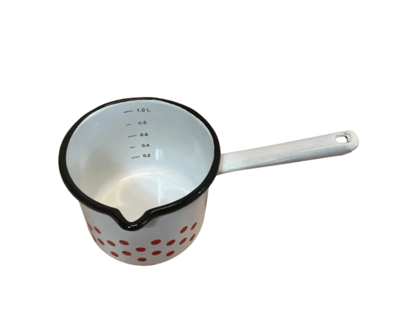 Smaltovaný hrnček s rukoväťou biely