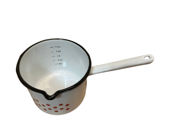 Smaltovaný hrnček s rukoväťou biely