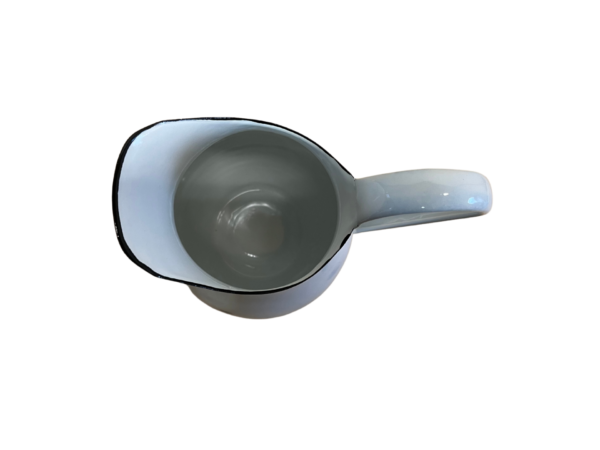 Smaltovaný džbán v bielej farbe a objeme 2 litre z vrchnej časti