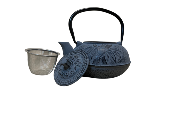 Liatinový čajník v sivej farbe a uškom so sitkom otvorený