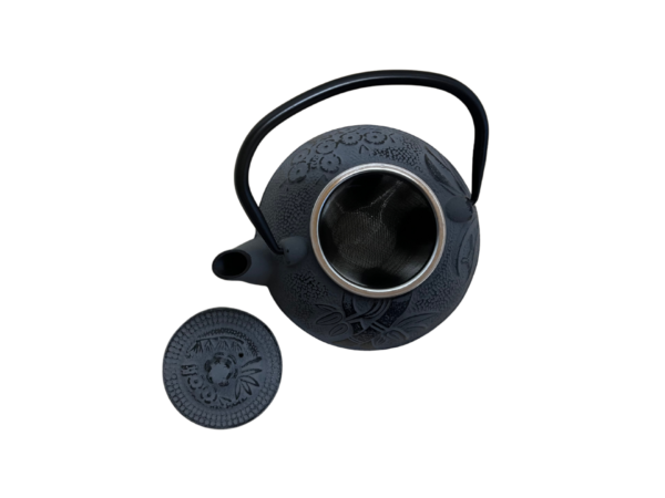 Liatinový čajník v sivej farbe a uškom otvorený so sitkom vnútri