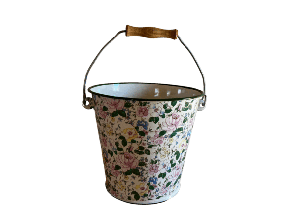 Smaltované vedro v bielej farbe so vzorom kvietkov a uškom z bočnej strany