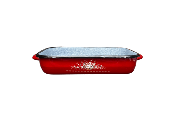 Smaltovaný pekáč s jemným vzorom kvetiny v červenej farbe z bočnej strany