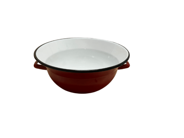 Smaltovaný vandlík červenej farby a bielym vnútrom z hornej strany