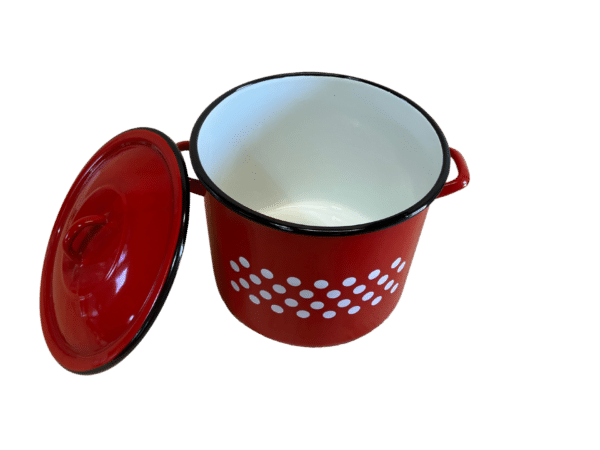 Smaltovaný hrniec v červenej farbe s bielymi bodkami s otvorenou pokrievkou