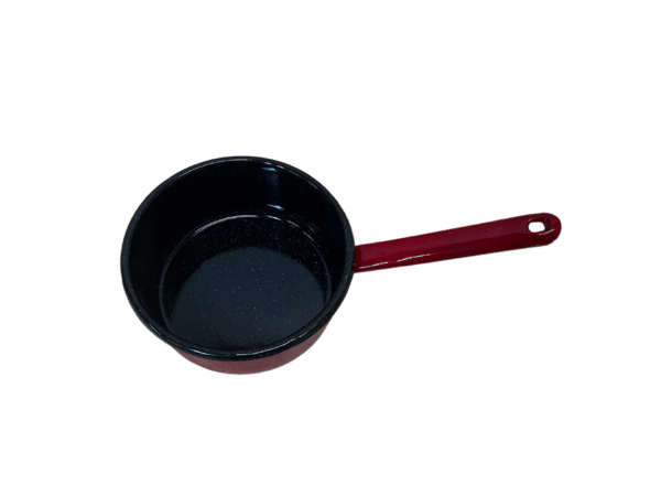 Smaltovaná rajnica v červenej farbe a čiernym vnútri z hornej strany s rúčkou. Vhodná do každej kuchyne. Retrokuchynka.sk