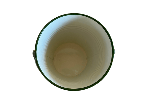 Smaltované vedro v bielej farbe so vzorom kvietkov a uškom z hornej strany s o zobrazením vnútrom