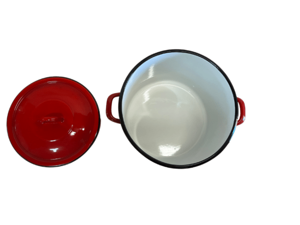 Smaltovaný hrniec v červenej farbe s bielymi bodkami s otvorenou pokrievkou