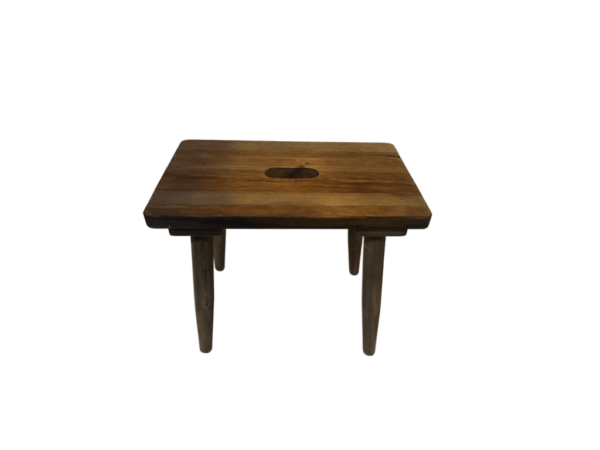 Drevený stolček v tmavo hnedej farbe