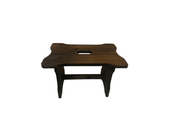 Drevený stolček v tmavo hnedej farbe menších rozmerov
