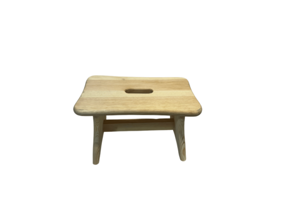 Drevený stolček v bledo hnedej farbe