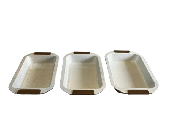 Súprava pekáčov v zlatej farbe s hnedými rukoväťami vedľa seba