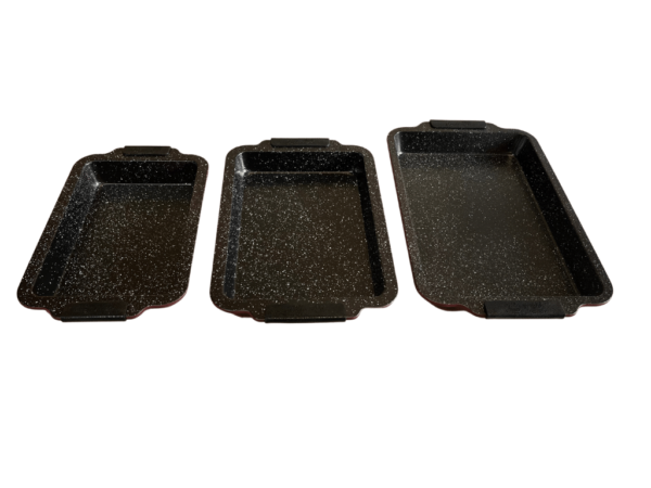 Súprava pekáčov v bordovej farbe s čiernymi rukoväťami poukladaná vedľa seba