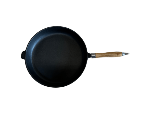 Liatinová panvica s drevenou rukoväťou