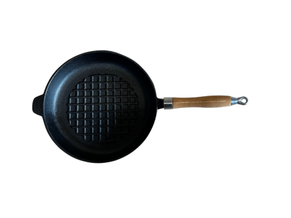 Liatinová panvica s drevenou rukoväťou a vrúbkovaným vnútrom z hornej strany