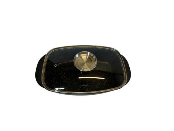 Kameninový pekáč s uzatvoreným vekom v čiernej farbe z hornej strany