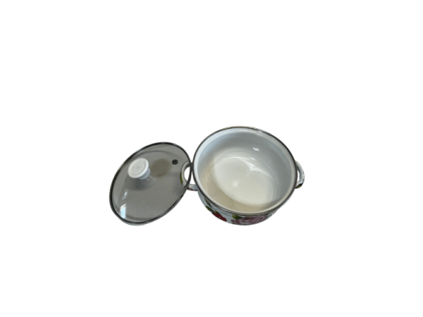 Smaltovaný kastról v bielej farbe a vzorom kvetín