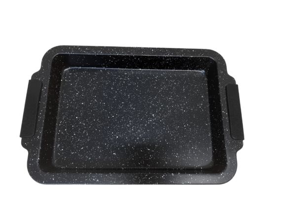 Kameninový pekáč v bordovej farbe a čiernym vnútrom