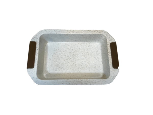 pekáč s keramickým povrchom v zlatej farbe a bledým vnútrom