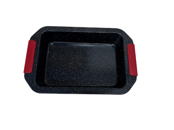 pekáč s keramickým povrchom v čiernej farbe a bledým vnútrom