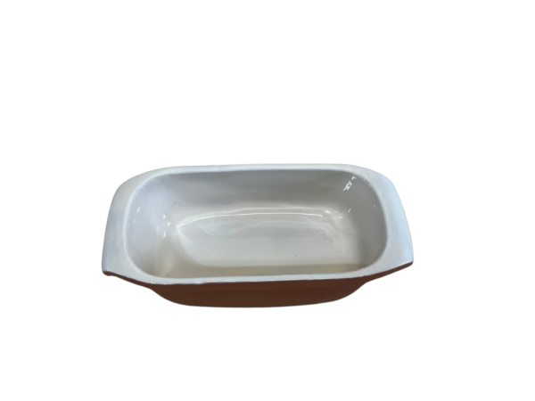 Keramická forma na chlieb s glazúrovaním vnútrom v tmavo červenej farbe a bielym vnútrom z vrchnej strany