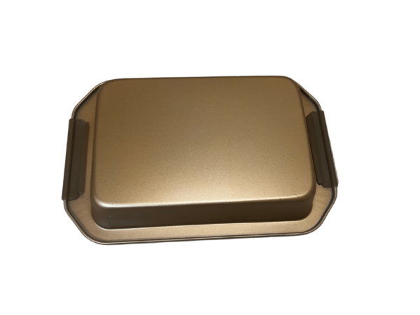 pekáč s keramickým povrchom v zlatej farbe a bledým vnútrom