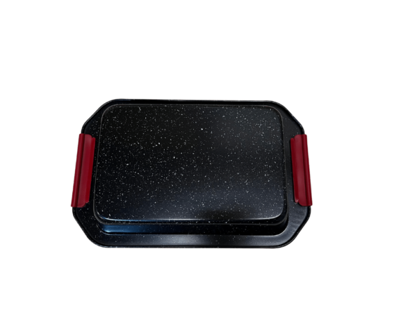 pekáč s keramickým povrchom v čiernej farbe a bledým vnútrom