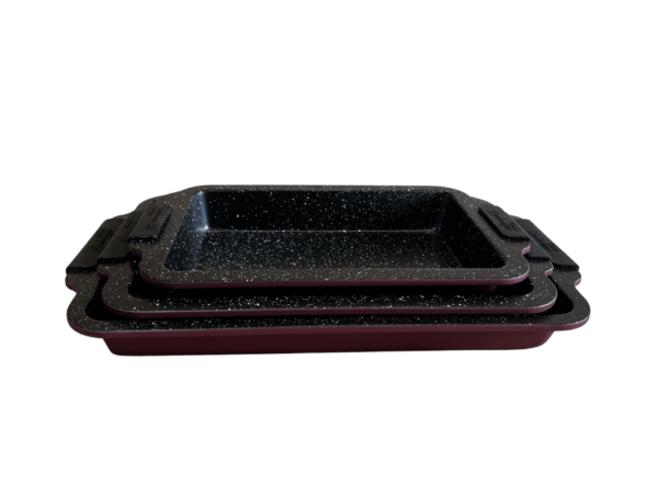 Súprava pekáčov v bordovej farbe s čiernymi rukoväťami poukladaná na sebe